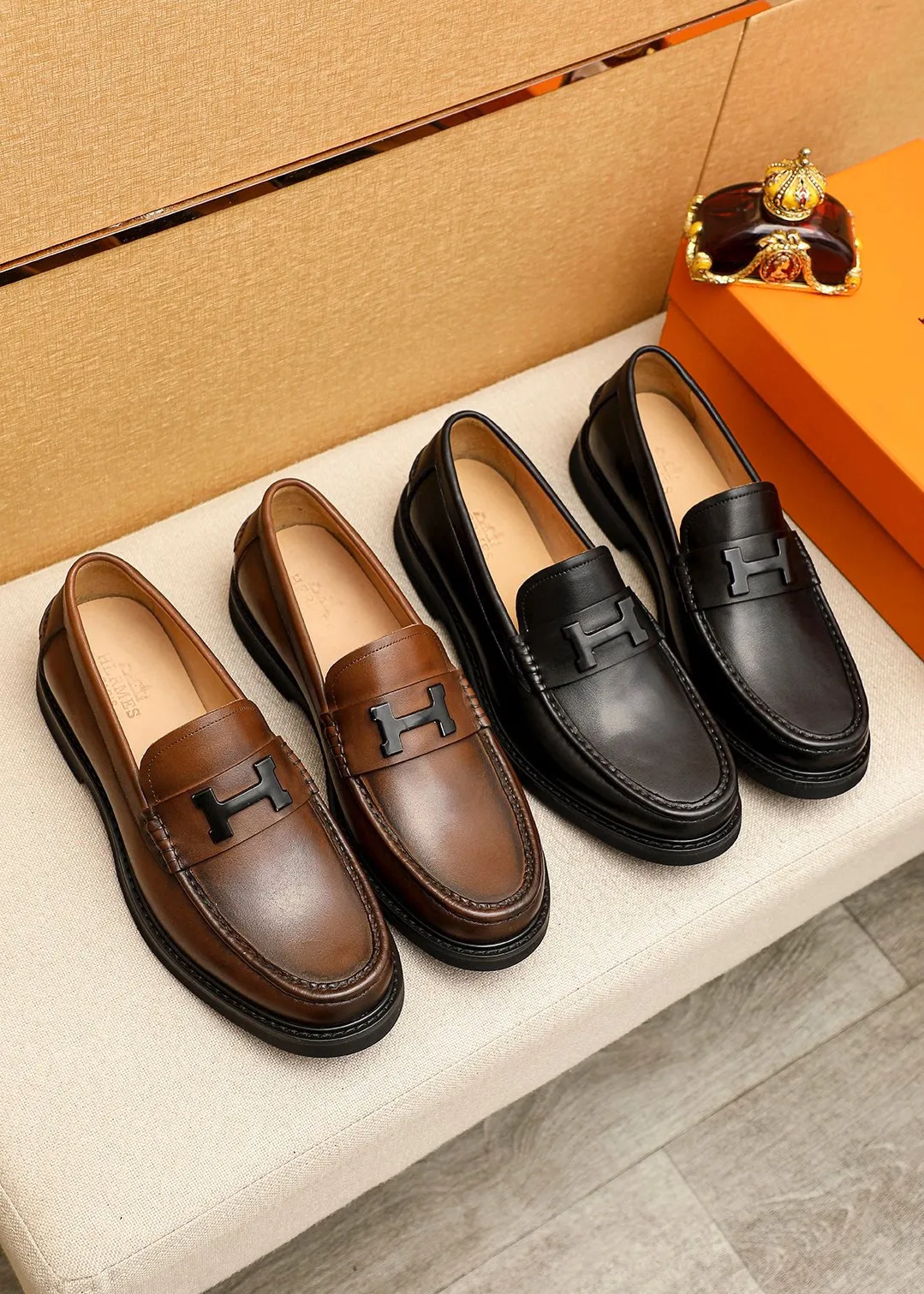 Men's shoes 💰442 💐 Product trademark: HERMES "Hermès" fashionable casual leather shoes Regular size: 38-44 (45🉑️customized) Product materials: Selected imported first-layer calfskin upper + classic hardware buckle, imported cowhide leather lining. Strong three-dimensional visual effect, original outsole color: 2 colors available